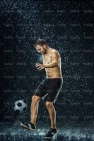 تمرین با توپ فوتبالیست ورزش زیر باران قطرات آب3