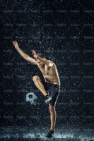 تمرین با توپ فوتبالیست ورزش زیر باران قطرات آب4