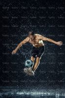 تمرین با توپ فوتبالیست ورزش زیر باران قطرات آب6