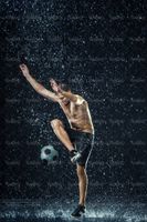 تمرین با توپ فوتبالیست ورزش زیر باران قطرات آب8