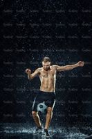 تمرین با توپ فوتبالیست ورزش زیر باران قطرات آب11