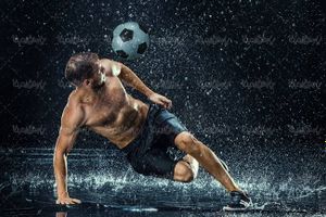 تمرین با توپ فوتبالیست ورزش زیر باران قطرات آب12