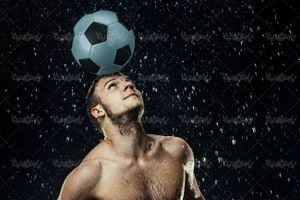 تمرین با توپ فوتبالیست ورزش زیر باران قطرات آب14