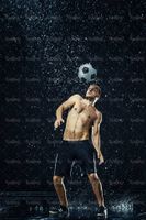 تمرین با توپ فوتبالیست ورزش زیر باران قطرات آب15