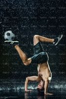 تمرین با توپ فوتبالیست ورزش زیر باران قطرات آب16
