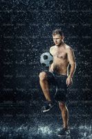 تمرین با توپ فوتبالیست ورزش زیر باران قطرات آب17
