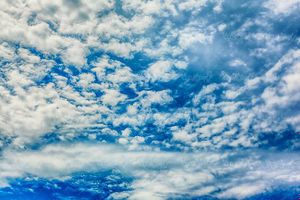 منظره آسمان آبی ابری لکه های ابر چشم انداز آسمان