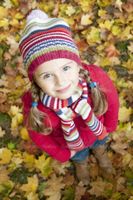 آتلیه کوک بچه خردسال دختر بچه برگ زرد پاییز