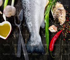 مواد غذایی ماهی سیر فلفل قرمز پیازچه چاقوی تمیز کردن ماهی