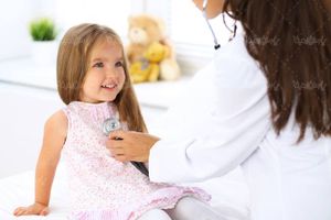 متخصص اطفال کودک بچه دختر بچه خردسال معاینه کودک8