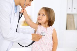 متخصص اطفال کودک بچه دختر بچه خردسال معاینه کودک10