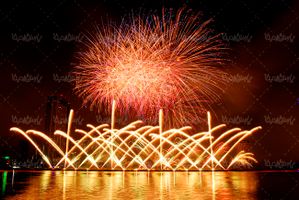 آتش بازی شادی جشن دریاچه آب منظره شب