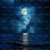 منظره دریا در شب آسمان ابری قرص ماه