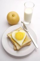 صبحانه تخم مرغ شیر آلو زرد