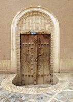 بنای تاریخی ایران در چوبی قدیمی