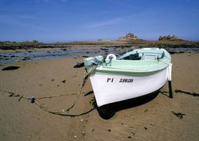 قایق ساحل خشکی