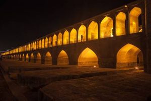 سی و سه پل اصفهان زاینده رود