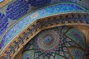 عناصر تزئینی سقف و دیوار مسجد