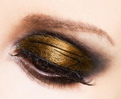 سایه چشم طلایی آرایش چشم 