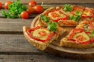  پیتزا با تزئین فلفل دلمه ای 