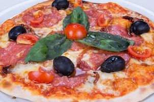 پیتزا با تزئین شاهی و گوجه وآلو 