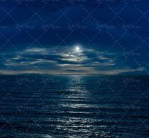 شب مهتابی نور ماه بر روی آب دریا 