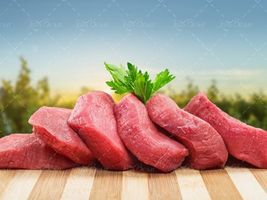 گوشت با تزئین سبزی جعفری 