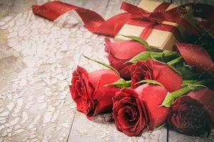 کادو گل رز قرمز رنگ روبان قرمز 