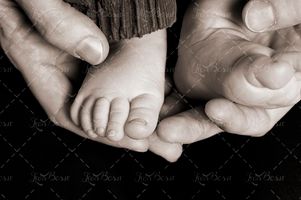 دستان پدر پاهای کودک بچه نوزاد 