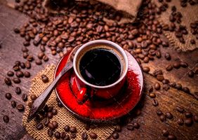فنجان قرمز و مشکی قهوه قاشق چوبی