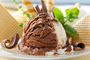 بستنی کاکائویی با تزئین نعناع 
