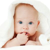 آتلیه کودک زیر پتو نوزاد انگشت به دهن