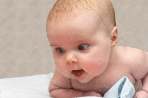 کوزدک در حال خزیدن بچه نوزاد خردسال