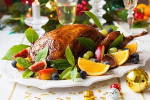 مرغ شکم پر با تزئین میوه پرتقال هلو 