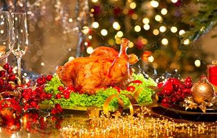 دیس مرغ با تزئین کاهو و گوجه گیلاسی