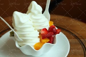 بستنی با تزئین توت فرنگی و پرتقال 