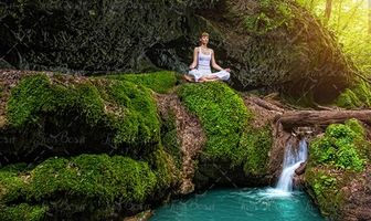 ورزش یوگا در طبیعت آبشار رودخانه آب