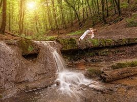 حرکتهای ورزشی یوگا در جنگل آبشار