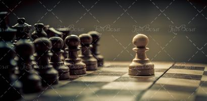 مهره های سیاه شطرنج سرباز سفید 