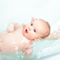 کودک بچه آب نوزاد حمام کردن بچه 