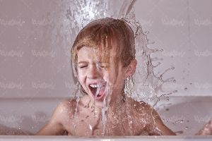 حمام کردن بچه کودک آب ریختن روی کودک