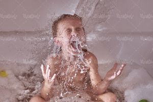 حمام کردن بچه کودک آب ریختن روی کودک