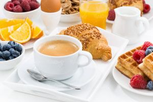 فنجان قهوه نان صنعتی میز صبحانه