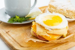 میز صبحانه فنجان قهوه نیمرو تخم مرغ عسلی