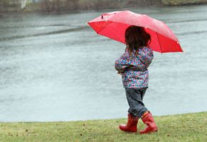 دختر بچه دریاچه چتر قرمز بارش باران