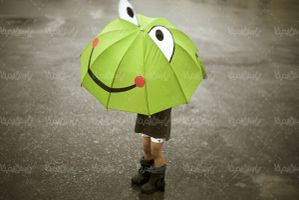 دختر بچه چتر عروسکی بارش باران