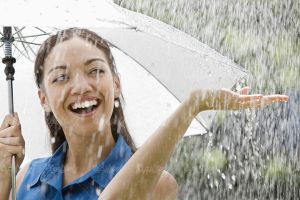 باران شدید دختر زن چتر زیر باران