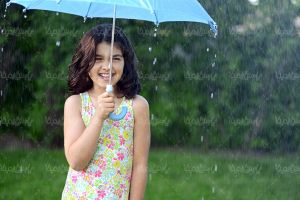 بارش شدید باران چتر بیمه دختر بچه