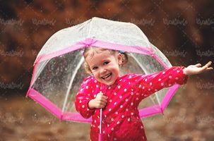 بارش شدید باران چتر بیمه دختر بچه