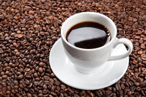دانه های قهوه فنجان قهوه کافی شاپ